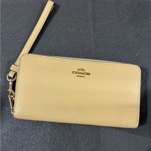 Coach wallet in vanilla color.